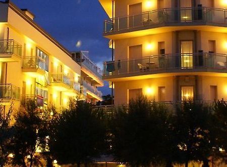 Hotel Lady Mary Мілано-Маріттіма Екстер'єр фото