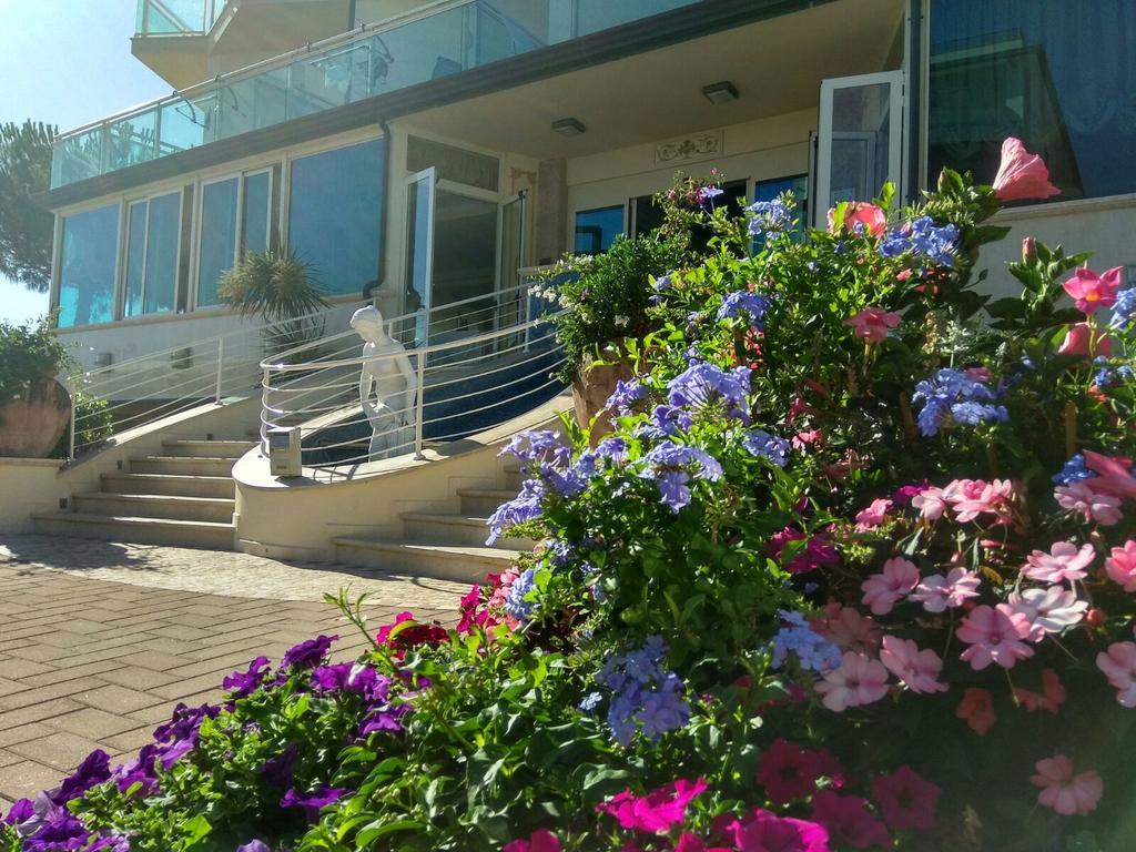 Hotel Lady Mary Мілано-Маріттіма Екстер'єр фото