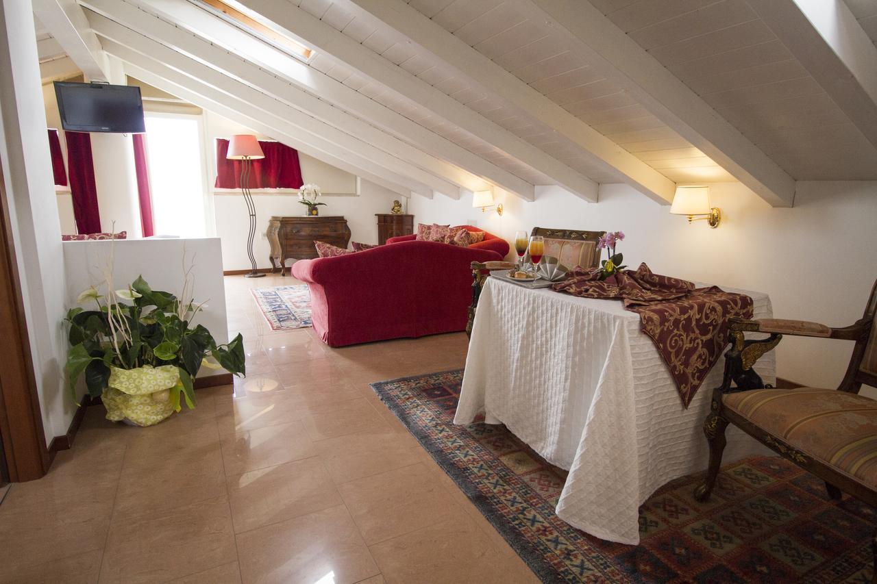 Hotel Lady Mary Мілано-Маріттіма Екстер'єр фото